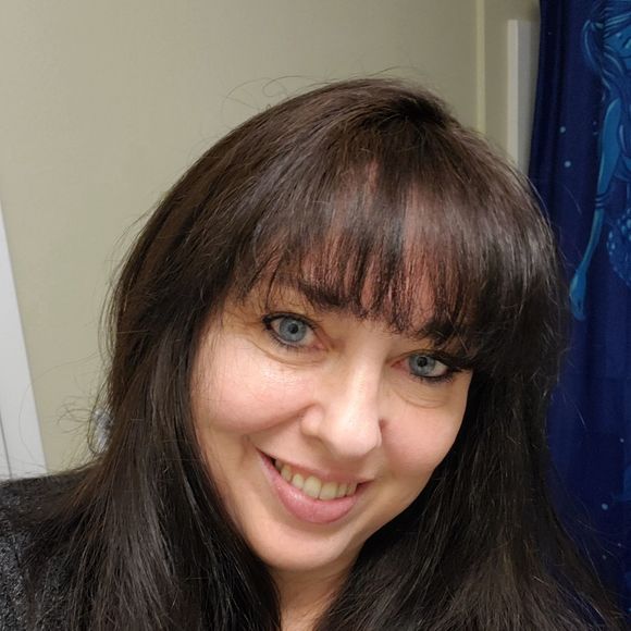 Profile Picture of Dana Grubic (@danagv) on Poshmark