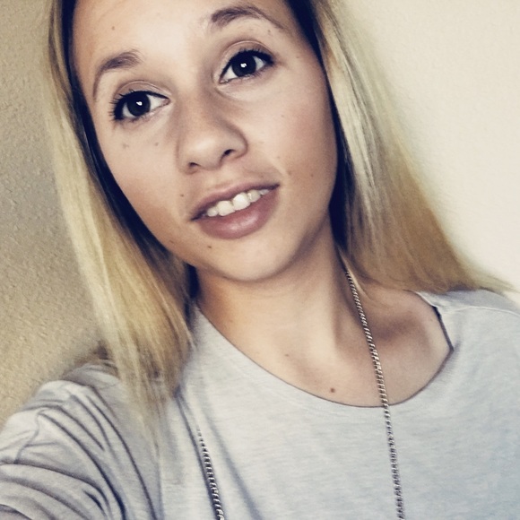 Profile Picture of Kathleen Burlingham (@kkruebbe) on Poshmark