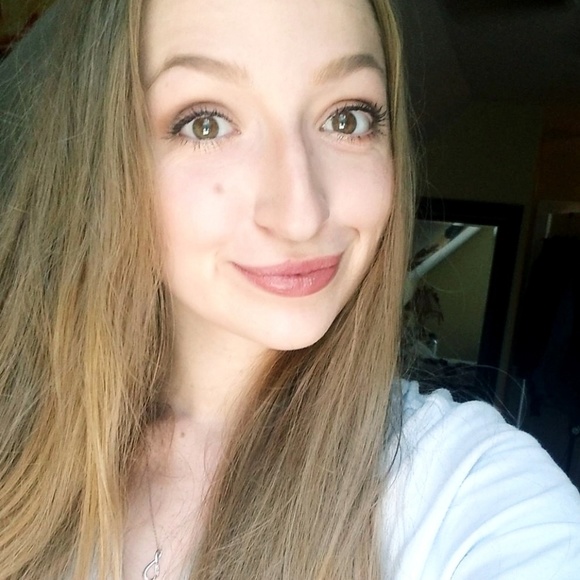 Profile Picture of Cierra Long (@cierralong2000) on Poshmark