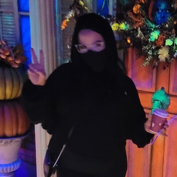 Profile Picture of Robyn Brozena (@robynbrozena) on Poshmark