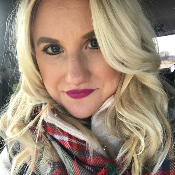 Profile Picture of Christina Gilmore (@chrissyteena128) on Poshmark