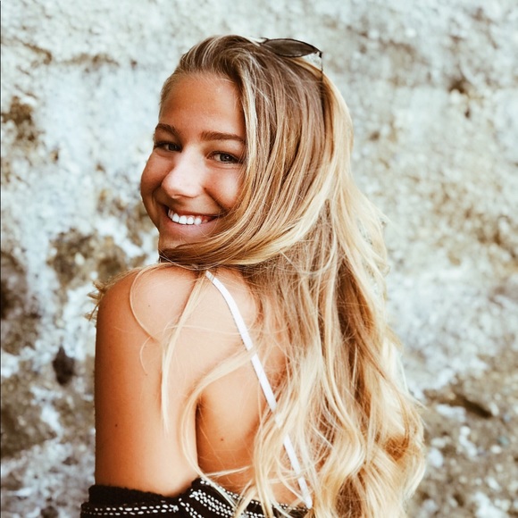 Profile Picture of Julia Janov (@juliajanovvv) on Poshmark