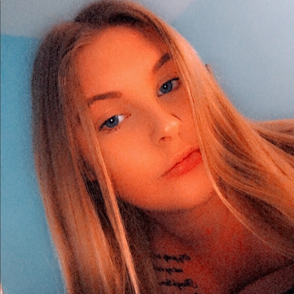 Profile Picture of Courtney Gillham (@cgillham) on Poshmark