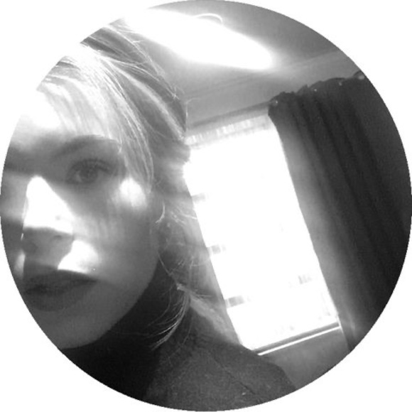 Profile Picture of Sarah Lamoureux (@sarahlamoure804) on Poshmark