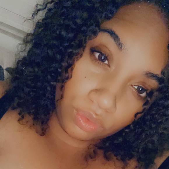 Profile Picture of Brianna Page (@gorqeousqueenb) on Poshmark