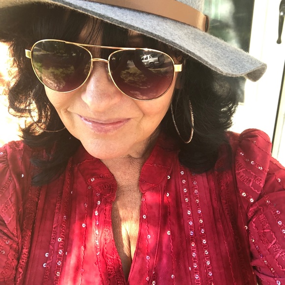 Profile Picture of Carolyn Epperson (@caroline1730) on Poshmark