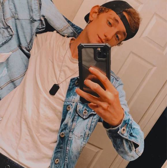 Profile Picture of Cole Yeary (@night0) on Poshmark