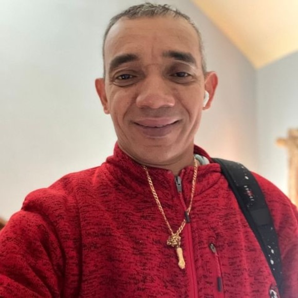 Profile Picture of Ledo pontes Ledopontes (@ledopontes32) on Poshmark