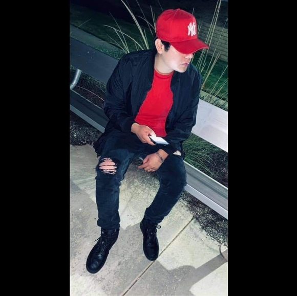 Profile Picture of Daniel Saavedra (@danielsaaved200) on Poshmark