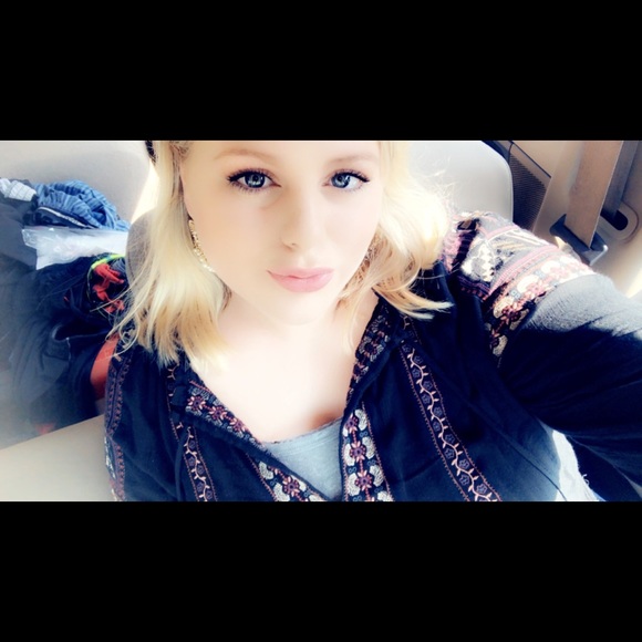 Profile Picture of Alyvia Troxler (@alyviatroxler) on Poshmark