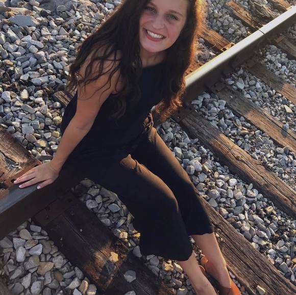 Profile Picture of Miah Bromm (@miahgirl) on Poshmark