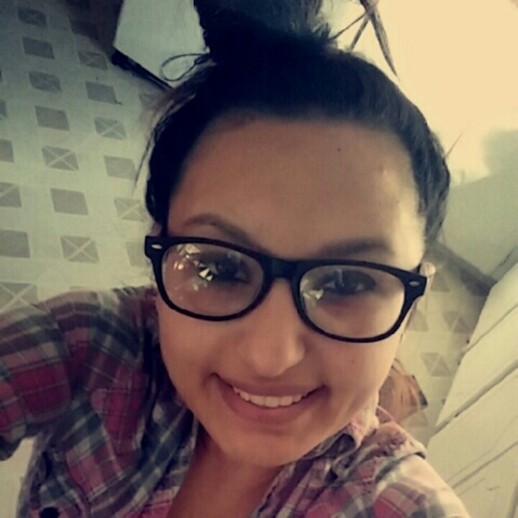 Profile Picture of Yvette Jimenez (@tinyloves) on Poshmark