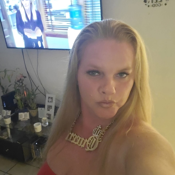 Profile Picture of Chrissy Dellaripa (@mississy37) on Poshmark