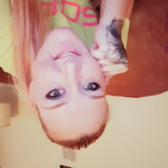 Profile Picture of Suzanna Sharman (@johnswifey2013) on Poshmark