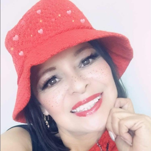 Profile Picture of Carmina Savant (@pureminas17) on Poshmark
