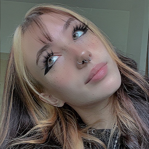 Profile Picture of Paige Keller (@milkluvr) on Poshmark