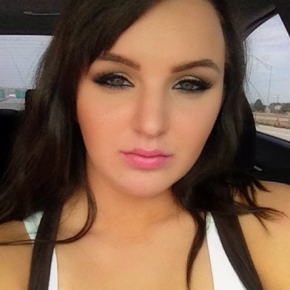 Profile Picture of Alisa Steensen (@alisanicole89) on Poshmark