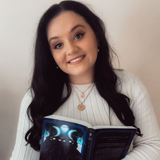 Profile Picture of Momo | Book Reviews and Memes (@momosbookss) on Instagram