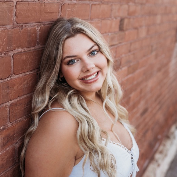 Profile Picture of Ali Stuedemann (@astuedemann) on Poshmark