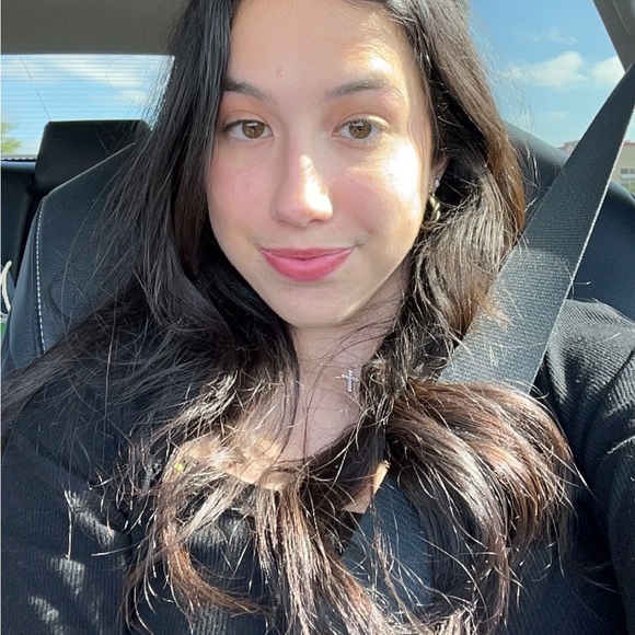 Profile Picture of Alexa Ortiz (@alexa7ortiz) on Poshmark