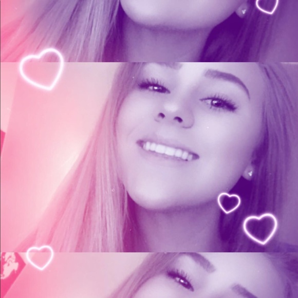 Profile Picture of Haylee Cambas (@haylee330) on Poshmark