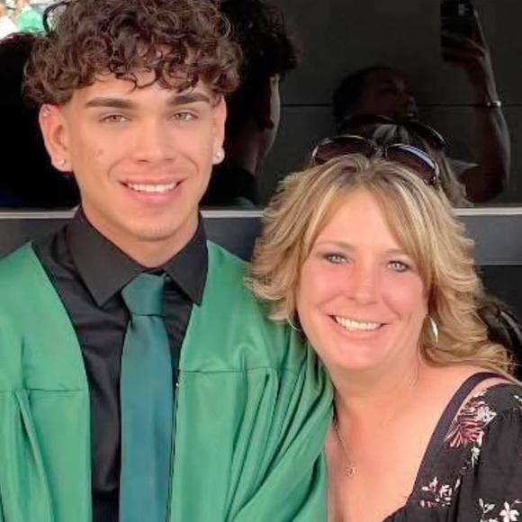 Profile Picture of Holly Apthorpe (@hkapthorpe) on Poshmark