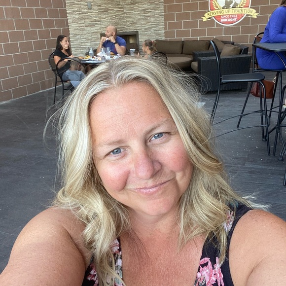 Profile Picture of Danielle Baumgartner (@daniellebaum784) on Poshmark