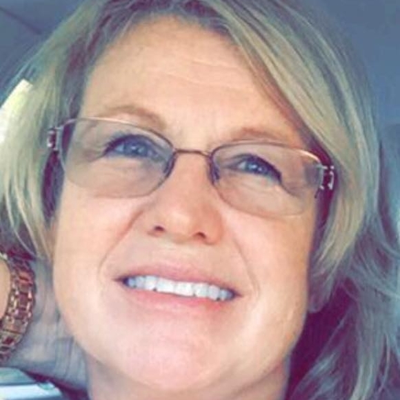 Heidi Huettinger - Poshmark Profile Picture of Heidi Huettinger (@dbl8chs) on Poshmark