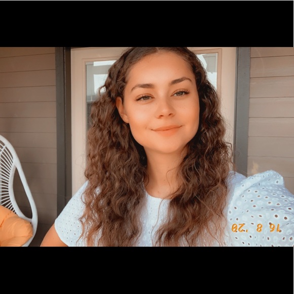 Profile Picture of Sophia Poljakov (@sophiapolja) on Poshmark