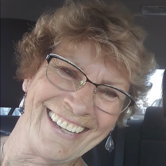 Profile Picture of Glenda Simon (@ggsimon605) on Poshmark