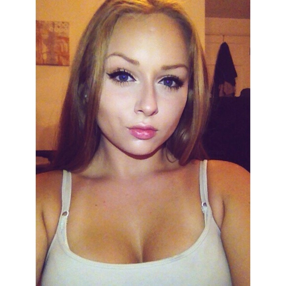 Sydney Debeck - Poshmark Profile Picture of Sydney Debeck (@sydney_debeck) on Poshmark