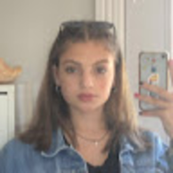 Profile Picture of Hailey Goulart (@haileygoulart04) on Poshmark