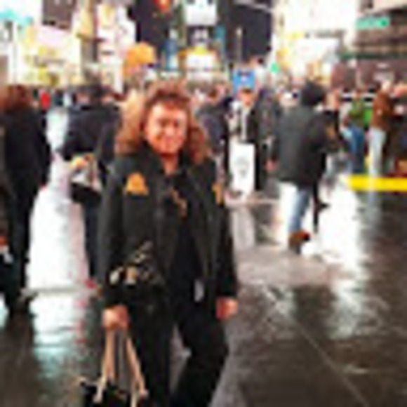 Profile Picture of Debbie Clifton (@dsparis2000) on Poshmark