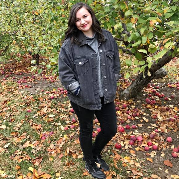 Profile Picture of Olivia Kliegle (@klieoli) on Poshmark