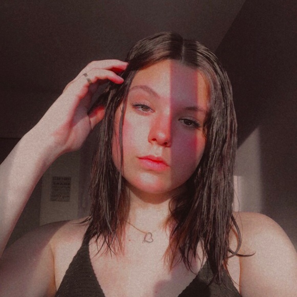 Profile Picture of Aria Alexander (@ariaalexander15) on Poshmark