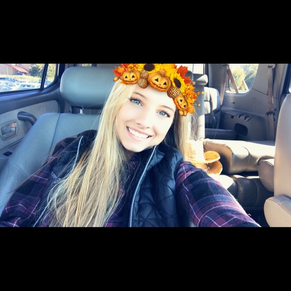 Profile Picture of Olivia Andrews (@olivianandrewss) on Poshmark