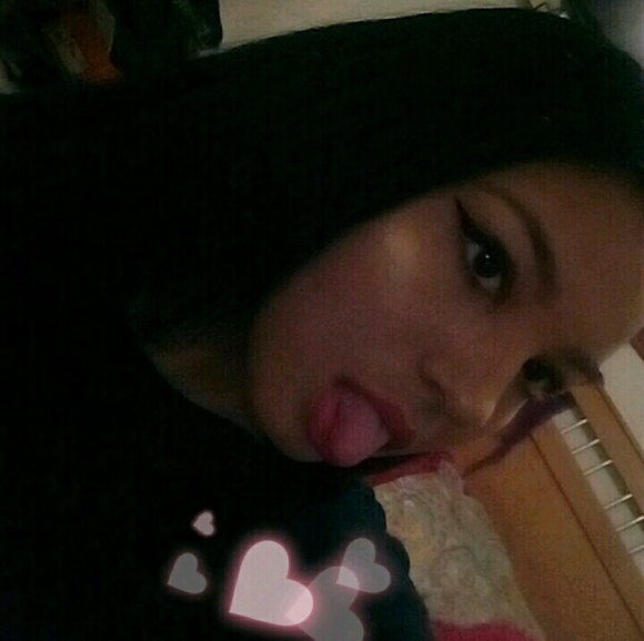 Profile Picture of Melanie Santiago (@melojello1) on Poshmark