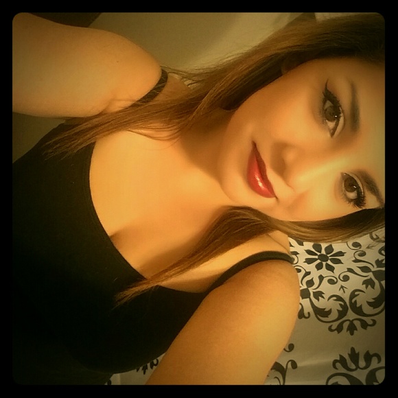 Profile Picture of Yazmin Alvarez (@yazalv) on Poshmark