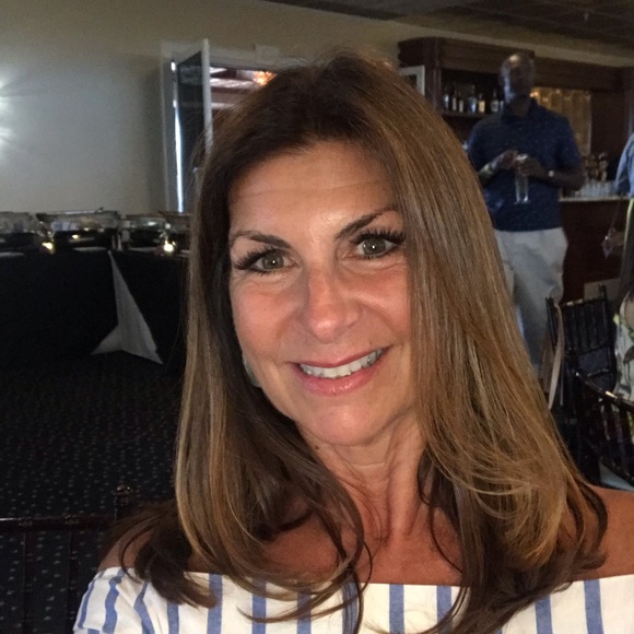 Profile Picture of Lisa Scotto (@lscotto63) on Poshmark