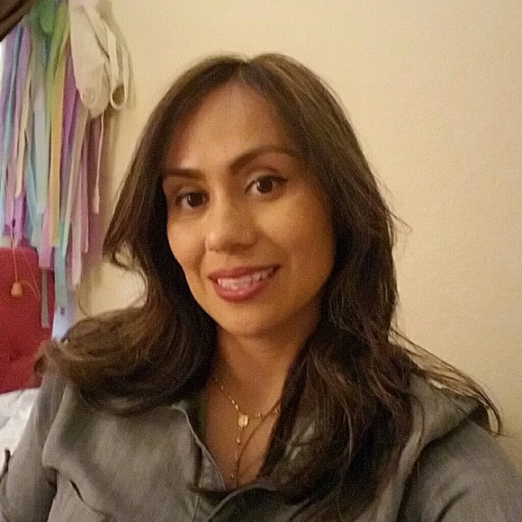 Profile Picture of Pilar Sinawi (@psinawi) on Poshmark
