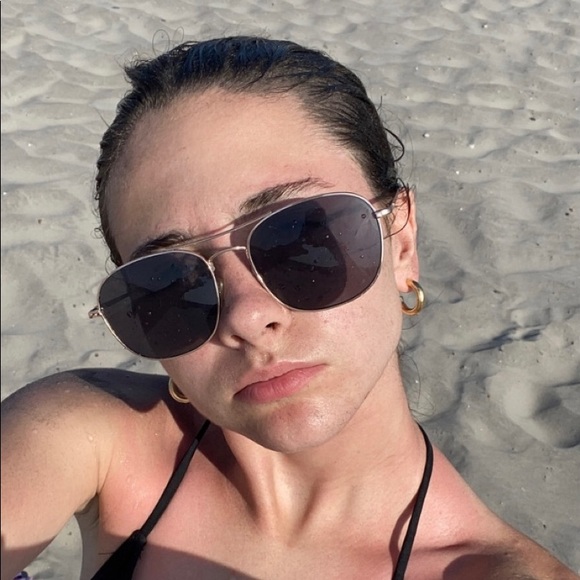 Anna Dufresne - Poshmark Profile Picture of Anna Dufresne (@dufresne_anna) on Poshmark