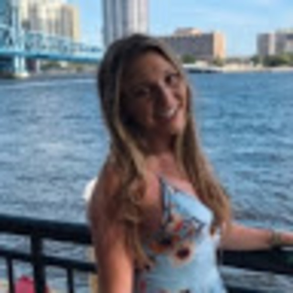Profile Picture of Lexi Chizmar (@lexichizmar) on Poshmark