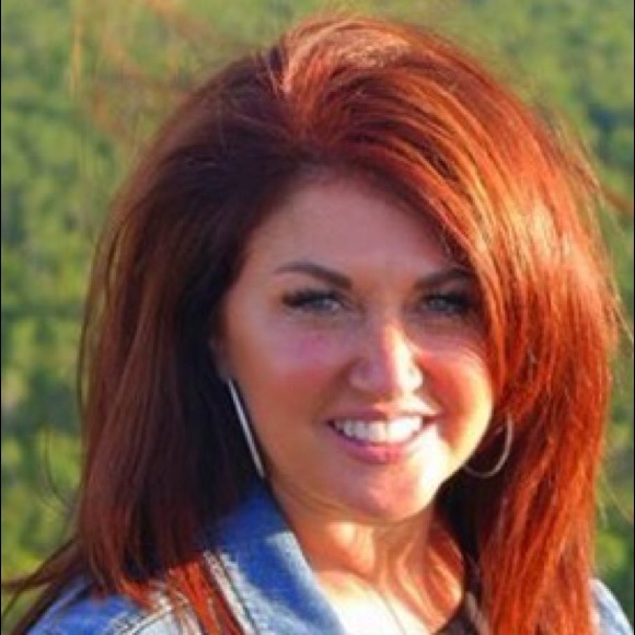 Profile Picture of Julie Asciutto (@jlasciutto) on Poshmark