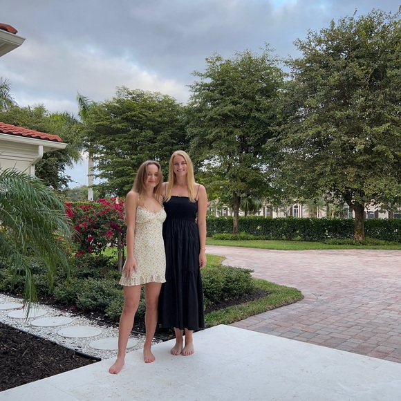 Profile Picture of Mary kate Noelke (@flposhshop) on Poshmark