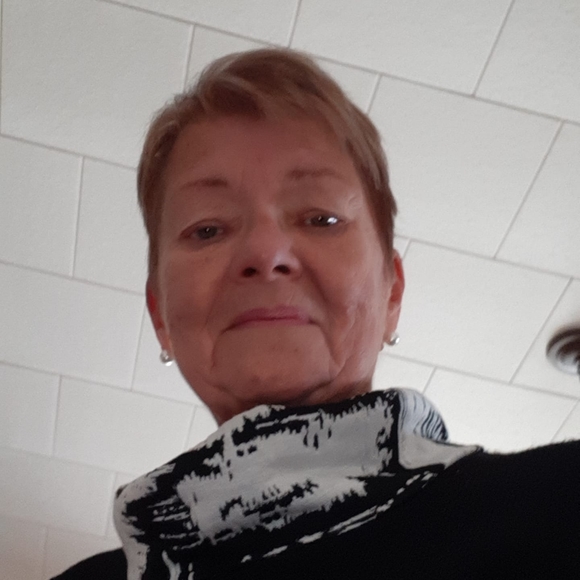 Profile Picture of Lorraine Mandigo (@lorrainemandigo) on Poshmark