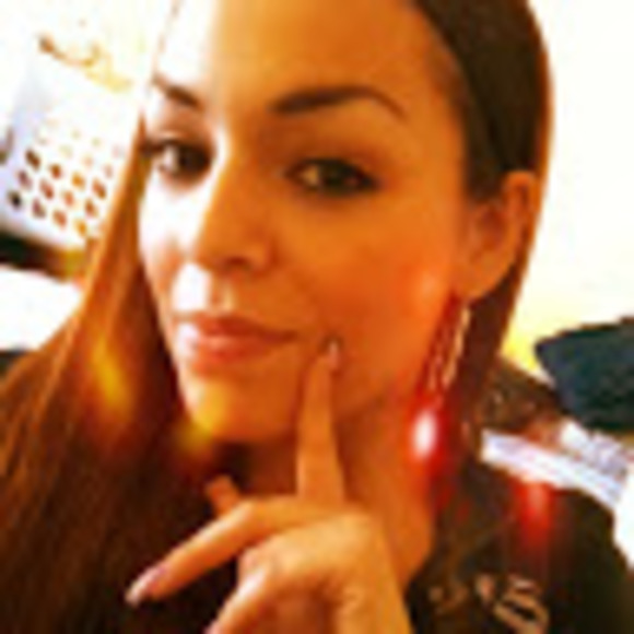 Profile Picture of Amanda Alba (@amandaalba213) on Poshmark