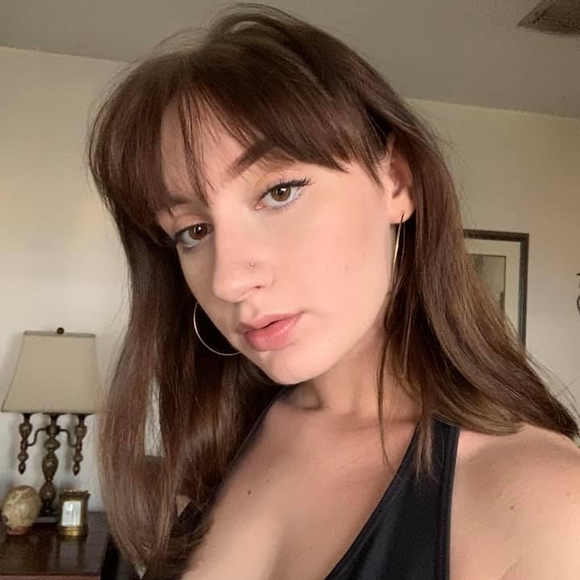 Profile Picture of Rae ann Baumgardner (@raebaumgardner) on Poshmark