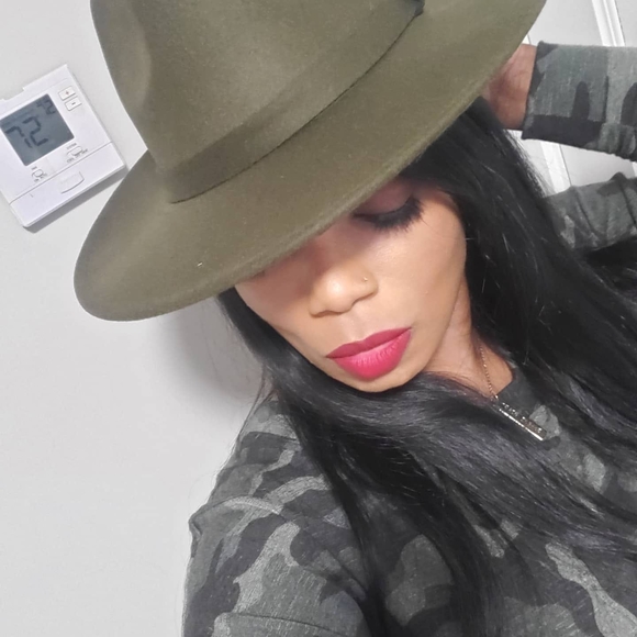 Profile Picture of L boogie Hicks (@lashawncamille) on Poshmark