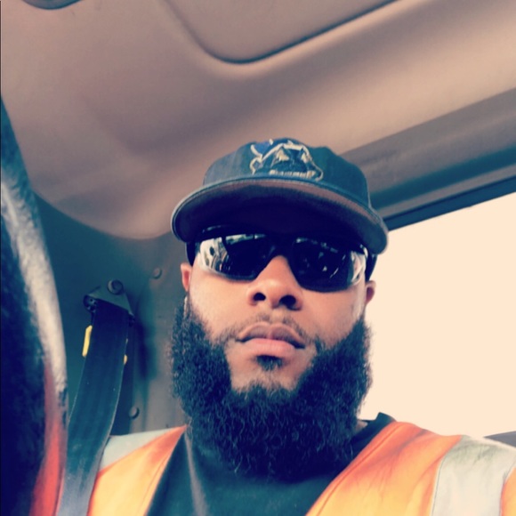 Profile Picture of Taron Smith (@taron_s) on Poshmark