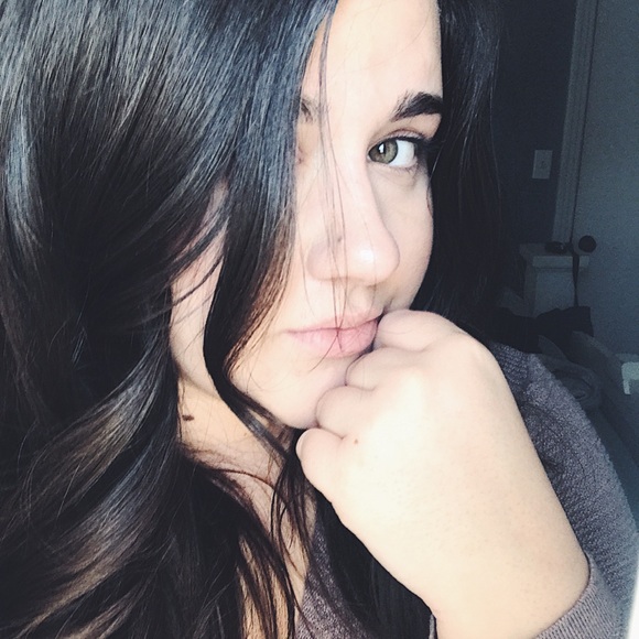 Profile Picture of Bailey Longhofer (@blessedbailey) on Poshmark